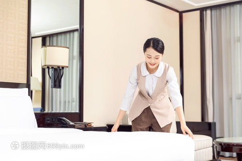 酒店管理中保潔員整理床鋪的關鍵環節與標準操作